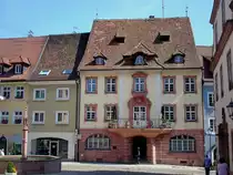 Endingen am Kaiserstuhl,
den repr�sentativen Abschlu� des Marktplatzes bildet dieses B�rgerhaus aus dem Jahre 1775, seit 1936 Rathaus, heute Stadtk�mmerei,
Juni 2010
