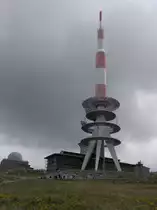 Telekom-Anlage und die Brockenwarte auf dem Brocken im Harz, leider etwas vernebelt, H�he 1.141,1 m