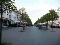 Die Hauptstra�e von Binz Richtung Strand am Abend.