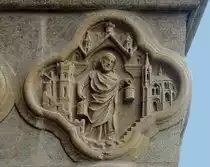 Amiens, Kathedrale Notre Dame. Steinmetzarbeit mit Christusfigur und Stadtansicht. Vierpass an einem Pfeiler der Westfassade. Aufnahme vom 24. Dez. 2003, 13:16