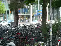 Fahrradabstellanlage vor dem Freiburger Hauptbahnhof. Trotz steigenden Verkehrsanteils in Gro�st�dten wird das Fahrrad oft  vergessen  - es wirkt bei gleicher Personenzahl nicht so gro� wie ein Auto und wird verkehrspolitisch immer noch als etwas schnellerer Fu�g�nger missverstanden - und daher weiterhin gerne auf Gehwege abgeschoben. Dabei f�hren solche Bilder die Vorteile dieses Verkehrsmittels vor Augen - stelle man sich die gleiche Zahl geparkter Autos vor, so w�re ein teures Park-Hochhaus notwendig. 18.7.2010