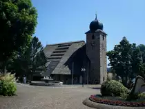 Gemeinde Schluchsee am gleichnamigen Stausee im Schwarzwald,
die kath.Pfarrkirche St.Nikolaus wurde 1980 an Stelle der alten, abgerissenen Kirche erbaut, der Turm aus dem 16.Jahrhundert blieb erhalten,
Juli 2010