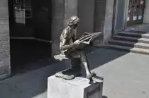 ENSCHEDE (Overijssel), 23.07.2010, Skulptur einer Zeitungsleserin in der Langestraat