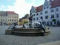 Torgau an der Elbe,
der Brunnen am Marktplatz, dahinter das Rathaus,
Juni 2010