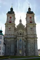 St. Gallen, Kathedrale St. Gallus und Othmar. �stliche Schmalseite mit Doppelturmfassade. Konkave Turmachsen alternierend mit konvexer Mittelpartie. Barock, 1755-60. Aufnahme leider bei Gegenlicht, 25. Juli 2010, 16:58
