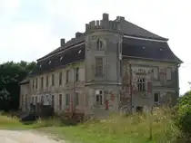 Dieses Bild zeigt das Tornower Gutshaus (Landkreis Uckermark). Im Jahre 1772 errichte die Familie von Holtzendorff das Gutshaus im schlichten Barockstil mit sieben Achsen, Mansarddach und einem dreiachsigen Mittelrisalit. Von 1842 - 1945 war das Gut Tornow im Besitz der Familien Lindenberg und Schultz. Familie Schultz wurde nach 1945 enteignet. In der Folgezeit diente das Schloss Fl�chtlingen als Unterkunft. Die dazu erfolgten baulichen Ver�nderungen wurden mittlerweile wieder entfernt. Zu DDR-Zeiten wurde das Schloss kommunal genutzt, hier befanden sich u.a. der Kindergarten, die Arztpraxis und Wohnungen. Seit 1993 steht das Geb�ude unter Denkmalschutz, seit 1997 befindet sich das Schloss in privater Hand.