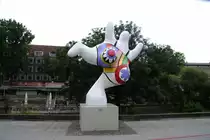 Die Nanas stehen seit 1974 in Hannover. Aufnahme von 26.07.2010.