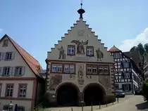 Schiltach im Schwarzwald,
das Rathaus mit Staffelgiebel stammt von 1593,
steht wie der ganze historische Marktplatz unter Denkmalschutz,
Juli 2010