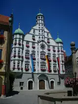 Memmingen,
das Rathaus, der pr�chtige Renaissancebau stammt von 1589,
2007 wurde die Fassade renoviert,
Juli 2010