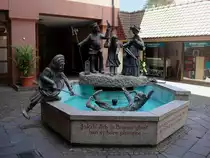 Waldkirch im Breisgau,
ein Brunnen der die allemanische Fasnet darstellt,
Juni 2010