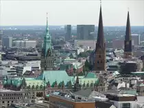 Hamburgs T�rme (Rathaus, St. Petri-Kirche, St. Jacobi-Kirche) vom Turm der St. Michaelis-Kirche (Michel) aus gesehen; 20.08.2010
