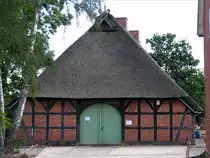 Bardowick, Gildehaus mit Text �ber dem Eingang:  VOR ALLEM UNFAL UND GEFAHR OHERR JESU DIS GILDE-HAUS BEWAHR ANNO 1651 
