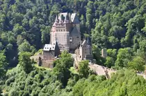 Burg Eltz, versteckt im  Wiesengrund  und zwischen W�ldern in Moseln�he, voll mit Touristen aus dem In- und Ausland - 10.08.2010