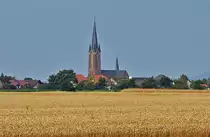 Blick vom Westen �ber ein Kornfeld auf die Kirche von Odendorf (Rhein-Sieg-Kreis) - 27.07.2010