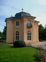 Rastatt in Baden,
die Pagodenburg, ein Gartenschl��chen vom Baumeister Joh.M.L.Rohrer von 1722, diente der Markgr�fin als Teehaus, heute Ausstellungsort f�r K�nstler,
Aug.2010