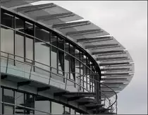 Kaufm�nnische Berufschule mit Wirtschaftsgymnasium in �hringen. Typisch f�r die Bauten von Behnisch und Partner sind die gro�en Glasfl�chen, was im Sommer das Geb�ude doch ziemlich aufheizt, was uns dort ein Lehrer berichtete. 12.06.2010 (Matthias)