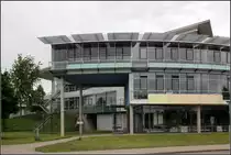 Kaufm�nnische Berufschule mit Wirtschaftsgymnasium in �hringen. Die Klassenzimmer befinden sich in einem aufgest�nderten halbringf�rmigen Geb�udeteil. Ein dreieckiger Bauteil mit Lehrerzimmer und Halle st��t dagegen. 12.06.2010 (Matthias)