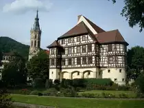 Bad Urach in der Schw�bischen Alb,
das Schlo� in seiner heutigen Form stammt aus der Zeit nach 1443,
hat einen der sch�nsten Renaissance-Fests�le in Deutschland, daneben der Turm der Stiftskirche St.Amandus