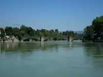 Rheinfelden am Rhein,
die alte Rheinbr�cke, an dieser Stelle endet die Gro�schiffahrt auf dem Rhein, die Stahlbetonbogenbr�cke von 1912 mit 147m L�nge ist bereits die 11.Br�cke an dieser Stelle, Kriege, Brand, Hochwasser haben die vorherigen zerst�rt, die erste wurde 1155-65 erbaut, die deutsch-schweizerische Grenze verl�uft mittig auf der Br�cke,
Mai 2010 