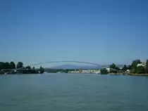 Weil am Rhein,
diese gro�artige technische Konstruktion ist die l�ngste Fu�g�ngerbr�cke der Welt ,die Stahlbogenbr�cke hat eine Spannweite von 238m, Breite 5m,
Gewicht 1000t, Einweihung 30.06.2007, Architekt ist der �sterreicher D.Feichtinger,im Hintergrund die Schwarzwaldberge,
Juni 2010