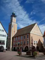 Freudenstadt im Schwarzwald,
das nach den gro�en Zerst�rungen des 2.Weltkrieges 1953 neu erbaute Rathaus auf Deutschlands gr��tem Marktplatz, mit 43m hohem Turm mit Aussichtsplattform, Architekt war Ludwig Schweizer,
Aug.2010