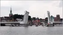 Die Schleibr�cke in Kappeln muss regelm��ig ge�ffnet werden, um den Schiffs- und Bootsverkehr passieren zu lassen. Rechts ist der Kornspeicher am Nordhafen und links ist der Turm der St.-Nikolai-Kirche zu sehen. 01.08.2010