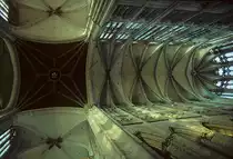 Beauvais, Kathedrale Saint-Pierre, ab 1225/1247, hochgotisch. Links die Vierung. Dar�ber trohnte urspr�nglich ein 150 m hoher Turm, der 1573 einst�rzte. Gew�lbekappen nur noch aus Holz. Rechts der 48.20 m hohe polygonale Chor. Dieser erhielt nach dem Choreinsturz von 1284 anstelle des 4-teiligen ein 6-teiliges Gew�lbe. Auch hier Wassersch�den sichtbar. Aufnahme von Okt. 1995, HQ-Scan ab Dia.