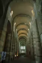 Payerne, ehemalige Abteikirche Notre Dame. Mittelschiff in Richtung Osten und Chor. Romanische Pfeilerbasilika mit Tonnengew�lbe und einschneidendem Lichtgaden. Gesamtl�nge 67 m. Die westlichen Joche im Vordergund sind 14 m hoch. Aufnahme vom 22. Aug. 2010, 17:11