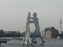 Die Molecule Men des Bildhauers Jonathan Borofsky am 17.2.2007 in Berlin. Im Hintergrund die Oberbaumbr�cke, die die inzwischen zusammengelegten Bezirke Kreuzberg und Friedrichshain verbindet.