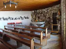 St. Christopherus-Kapelle auf dem Grimselpass, 2165 m �. M. Erbaut und eingeweiht im Jahre 1961, Innenaufnahme. Pl�ne f�r die k�nstlerische Ausstattung von Anton Mutter, Naters. Auf Velotour, 26. Aug. 2010, 12:46