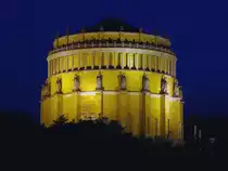 Nachts wird die Befreiungshalle auf dem Michelsberg angestrahlt; Kelheim, 04.08.2010
