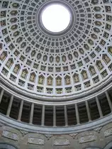 Blick aus dem runden Kuppelsaal (Durchmesser 29 m) zur Kassettendecke mit darunter umlaufenden S�ulengalerie toskanischer Ordnung; Befreiungshalle Kelheim, 05.08.2010
