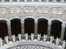 Im Inneren der Befreiungshalle stehen vor 18 Nischen insgesamt 34 Siegesg�ttinnen (Viktorien) aus wei�em Marmor, die sich die H�nde reichen und somit einen feierlichen Reigen bilden (symbolisierend die Staaten des Deutschen Bundes), �ber den Nischen befinden sich Tafeln mit den Namen bedeutender Feldherren; im Bild: Graf Gyulai Feldzeugmeister �sterreich, Graf Kleist von Nollendorf General der Infanterie Preu�en, Graf Colloredo Feldzeugmeister �sterreich, Graf Tauenzien von Wittenberg General der Infanterie Preussen; Kelheim, 05.08.2010
