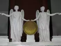 Die Bronze-Schilde, die sich zwischen den Siegesg�ttinnen befinden, wurden aus eroberten Gesch�tzen gegossen und tragen Namen der Schlachten der Befreiungskriege, im Bild: SCHLACHT VON WATERLOO oder BELLE ALLIANCE XVIII IUNY MDCCXV (18. Juni 1815); Befreiungshalle Kelheim, 05.08.2010
