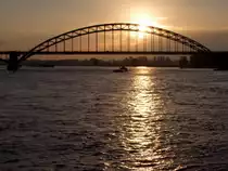 Sonnenaufgang �ber der Waalbrug bei Nijmegen;100829