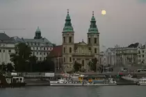 Eine Kirche am Abend mit Vollmond in Budapest. 22.09.2010