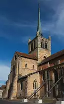 Payerne, ehemalige Abteikirche Notre Dame. N�rdliches Querschiff, Vierungsturm mit Nadel sowie runden Eckt�rmchen, Teil des n�rdlichen Langhauses. Aufnahme von Nordwesten, 22. Aug. 2010, 17:49