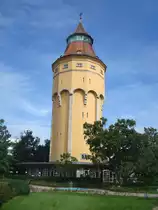 Rastatt in Baden,
der Wasserturm wurde 1901 in Betrieb genommen, ist 48m hoch,
fa�t 670 Kubikmeter, das Turmcafe am Fu�e gibt es seit 1953,
Aug.2010