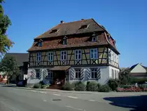 Rust in der Ortenau,bekannt durch den Europapark,
Fachwerkhaus mit Mansardendach,
Sept.2010