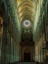 Amiens, Kathedrale Notre Dame. Langhaus nach Westen mit Rosenfenster und grosser Orgel. Beim Langhaus handelt es sich (un�blicherweise) um den �ltesten Teil dieses hochgotischen Meisterwerks. Aufnahme vom 14. Jan. 2006, 16:18