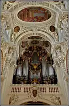 Die Hauptorgel auf der Westempore des Passauer Domes St. Stephan, die in den Jahren 1978 - 1984 und 1993 von der Orgelbaufirma Eisenbarth aus Passau gebaut wurde. Mit den anderen vier Orgeln mit zusammen 233 Registern und 17.794 Pfeifen bildet sie die gr��te Domorgel der Welt. 16.09.2010 (Jeanny)



