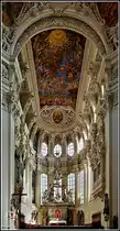 Blick im Passauer Dom St. Stephan auf den Hochaltar im einschiffigen, sp�tgotischen Chorbau mit seinem filigranhaften Strebewerk. Der Hochaltar zeigt die Steinigung des hl. Stephanus und wurde 1952 von Prof. Josef Henselmann geschaffen. 16.09.2010 (Jeanny) 