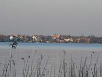 �ber den Gro�en M�ggelsee, ein beliebtes Erholungsgebiet im S�dosten Berlins, schauen wir hier am Abend des 18.2.2007 auf den Ortsteil Friedrichshagen.