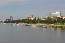 Magdeburg von der Elbebr�cke aus gesehen am 26.07.2010