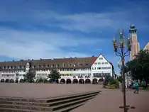 Freudenstadt im Schwarzwald, 
typisch f�r den gr��ten deutschen Marktplatz sind die Arkadeng�nge fast um den gesamten Platz, rechts der Rathausturm,