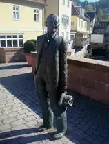 Calw im Nordschwarzwald, Hermann Hesse als Bronzefigur in Lebensgr��e steht in seiner Geburtsstadt an seinem Lieblingsplatz auf der Nikolausbr�cke �ber der Nagold, Okt.2010 