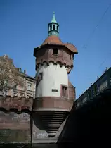 Freiburg im Breisgau, 
nach einer Hochwasserkatastrophe wurde die Schwabentorbr�cke 1897-98 neu gebaut, der mittelalterlich gestaltete Turm daneben diente dem Br�ckenw�chter bei Hochwasser als Schutz, Mai 2010 