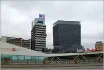 Hochh�user am Donaukanal: links der von Hans Hollein entworfene Media Tower, rechts das von Jean Nouvel gezeichnete Hochhaus. 02.10.2010