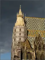 Der Stephansdom wird zur Zeit restauriert. Die Ger�ste sind durch Planen mit einem Aufdruck der dahinterliegenden Geb�udeteile kaschiert. An der gelben Turmspitze zeigt sich die urspr�ngliche Farbe des ansonsten dunkel verf�rbten Sandsteins. 30.09.2010