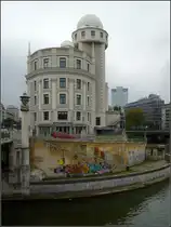 Im Urania-Geb�ude steht an der Einm�ndung der Wien in den Donaukanal. Im Geb�ude ist eine Volkshochschule untergebracht. 02.10.2010